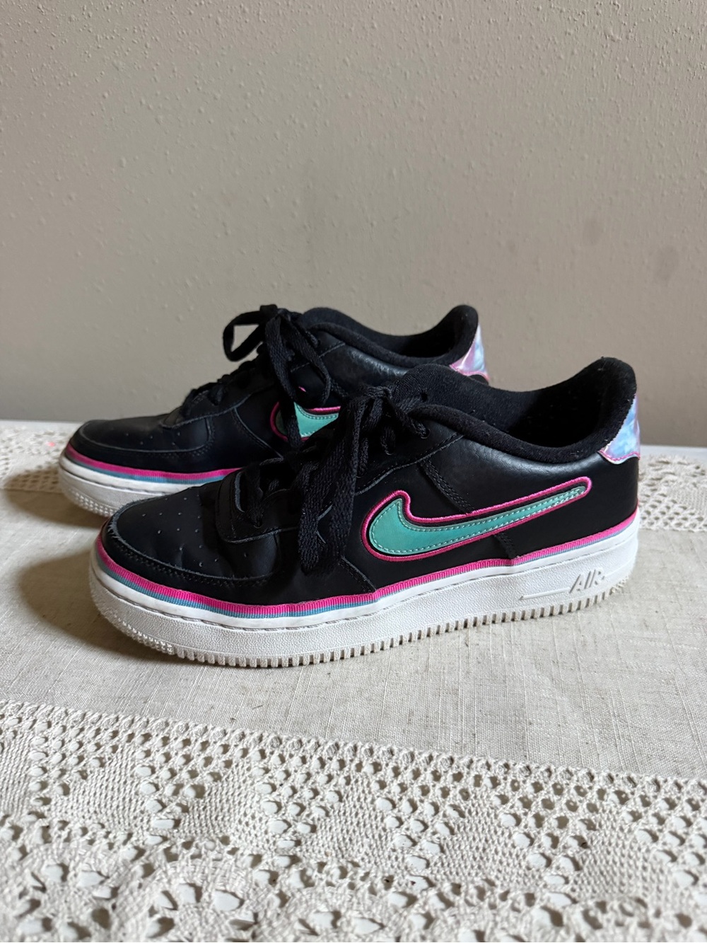 Nike Air Force AF-1 LV8 Low
South Beach 7Y Women's 8.5
Laser Fuschia Gale Blue